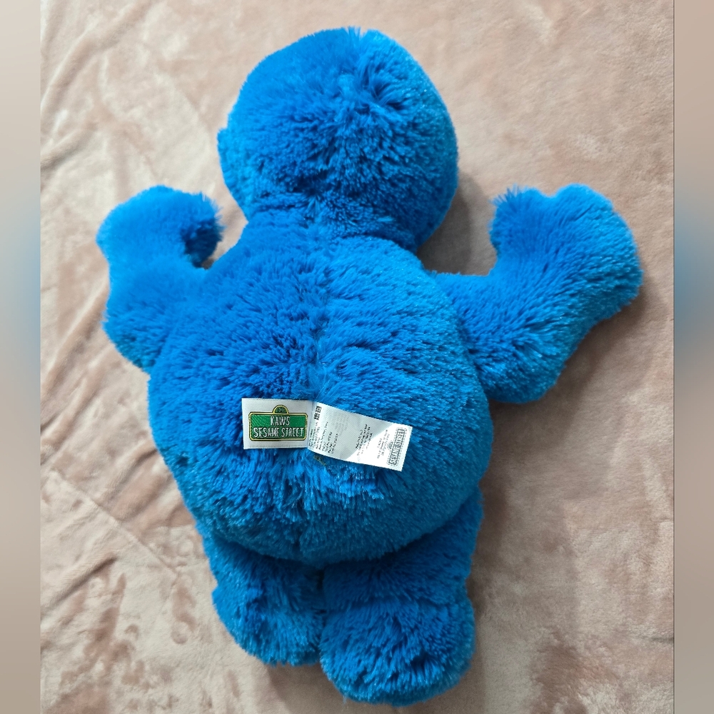 Kaws + Uniqlo Sesame Street Cookie MONSTER - Picture 4 of 5